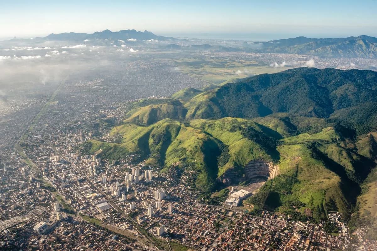 Composição geométrica em azul e areia para artigo sobre abertura de empresa